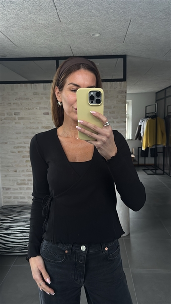PRE ORDER! (Levering midt uge 7) Kylie, Wrap Blouse, Black