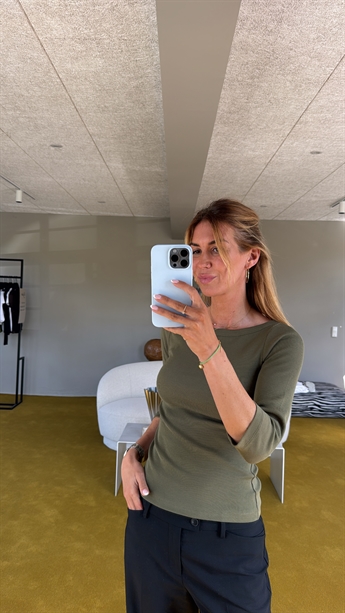 PRE-ORDER! (Levering slut uge 32) Hailey, Boat Neck Rib Tee, Burnt Olive