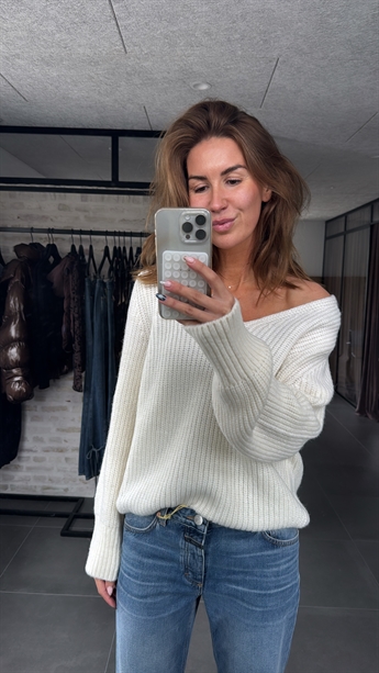 Closed, C96278, V- Neck Long Sleeve, Ivory